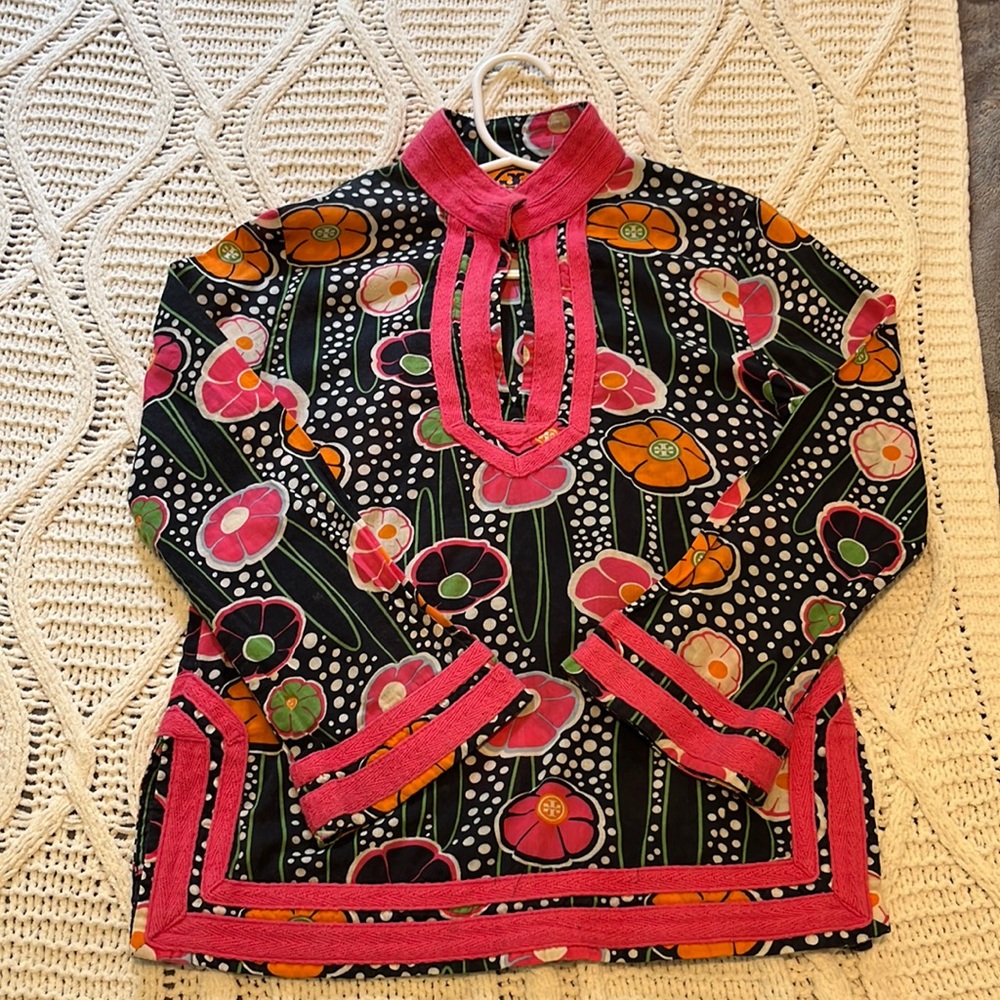 Stylish designer shirt. Amazing condition! Super comfy.